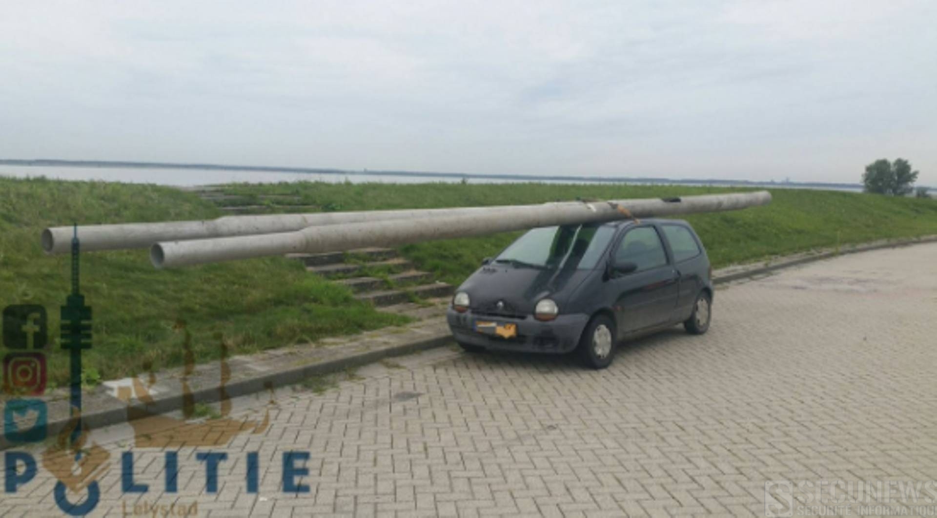 Ivre, il vole deux poteaux d'éclairage et les emporte sur le toit de sa Twingo